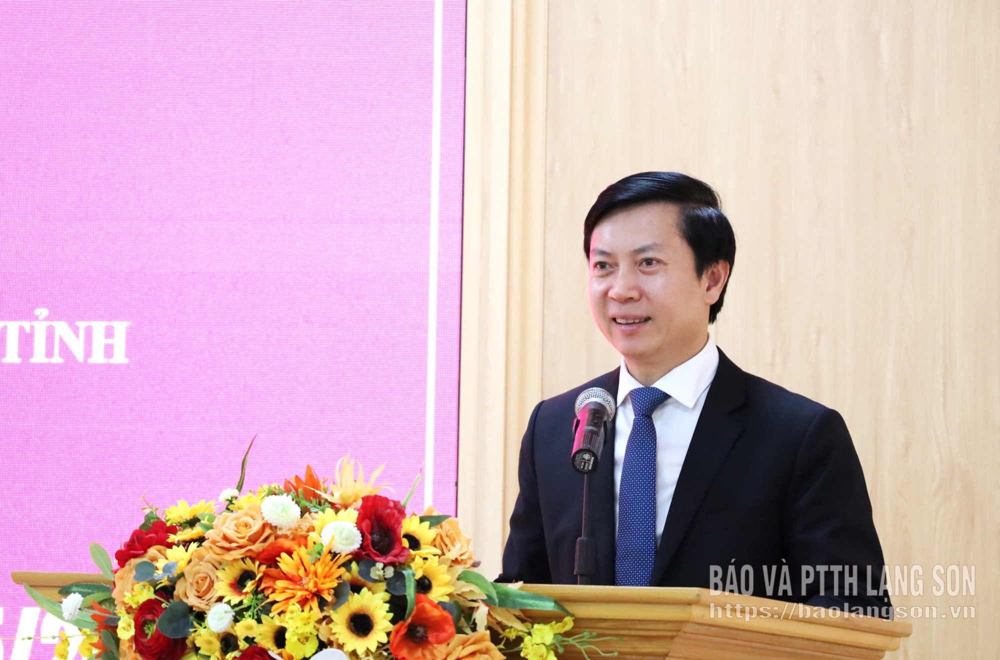 Đồng chí Nguyễn Hoàng Tùng, Ủy viên Ban Thường vụ Tỉnh ủy, Phó Bí thư Thường trực Đảng ủy các cơ quan Đảng tỉnh, Phó Chủ tịch Thường trực Ủy ban Mặt trận Tổ quốc Việt Nam tỉnh phát biểu tại buổi lễ