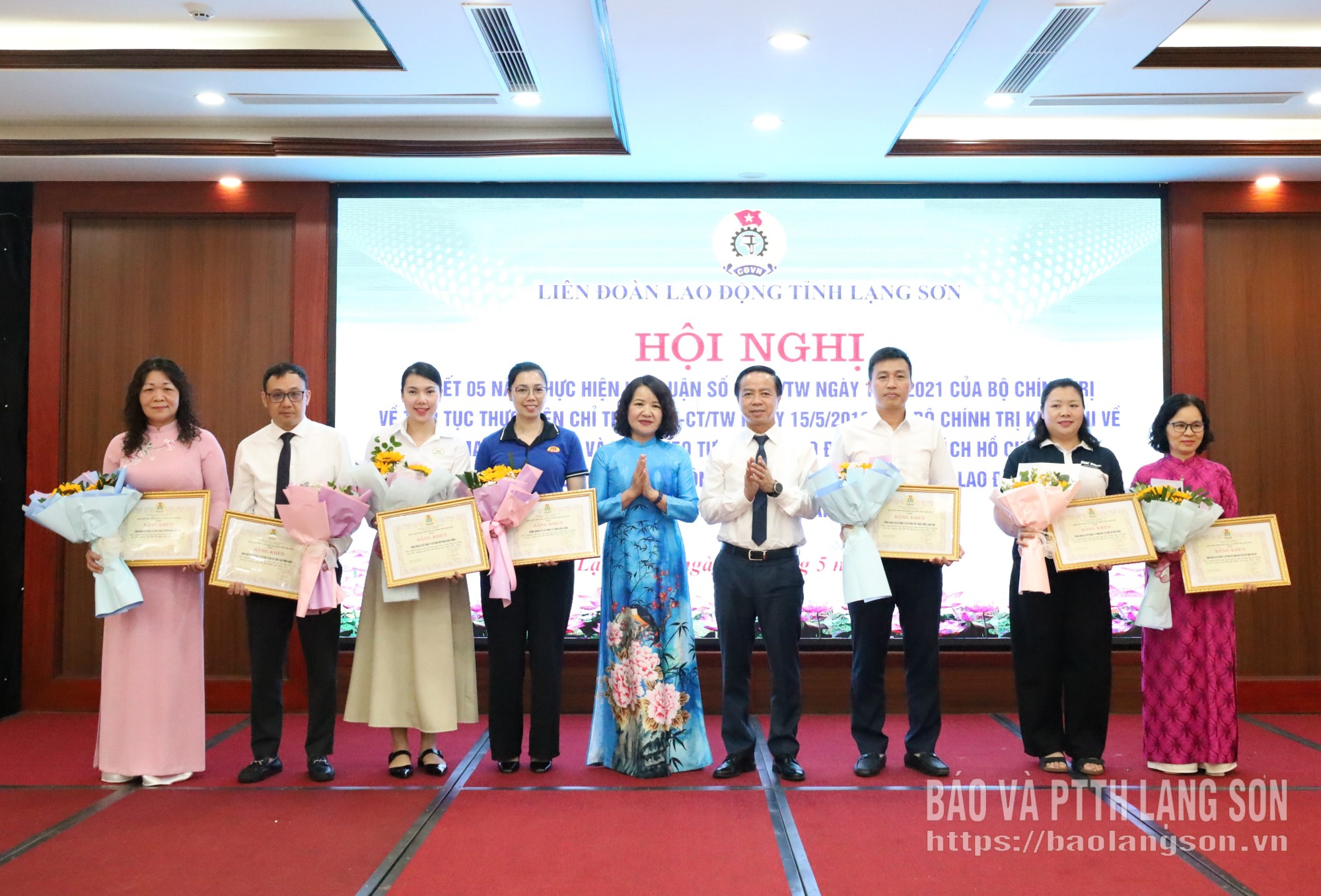 Đại diện các tập thể tiêu biểu có thành tích xuất sắc trong học tập và làm theo tư tưởng, đạo đức, phong cách Hồ Chí Minh giai đoạn 2021 - 2025 nhận bằng khen của Ban Thường vụ Liên đoàn Lao động tỉnh
