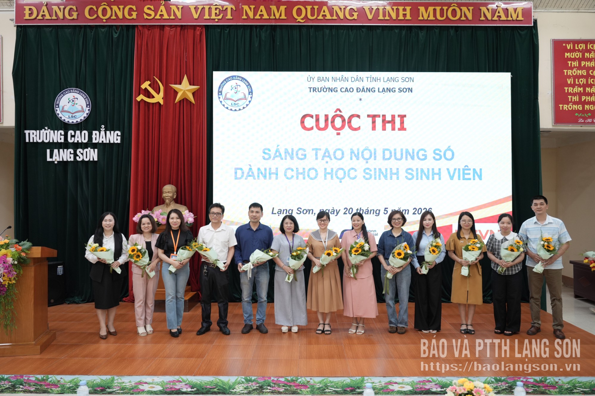Ban tổ chức tặng hoa cho giáo viên hướng dẫn các đội thi