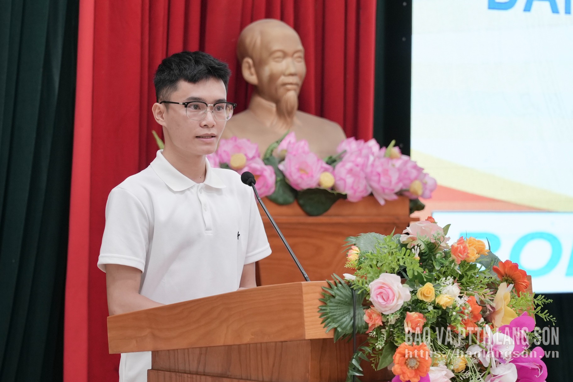 Đại diện đội thi đến từ Khoa Điện và Công nghệ thông tin, Trường Cao đẳng Lạng Sơn thuyết trình giới thiệu sản phẩm