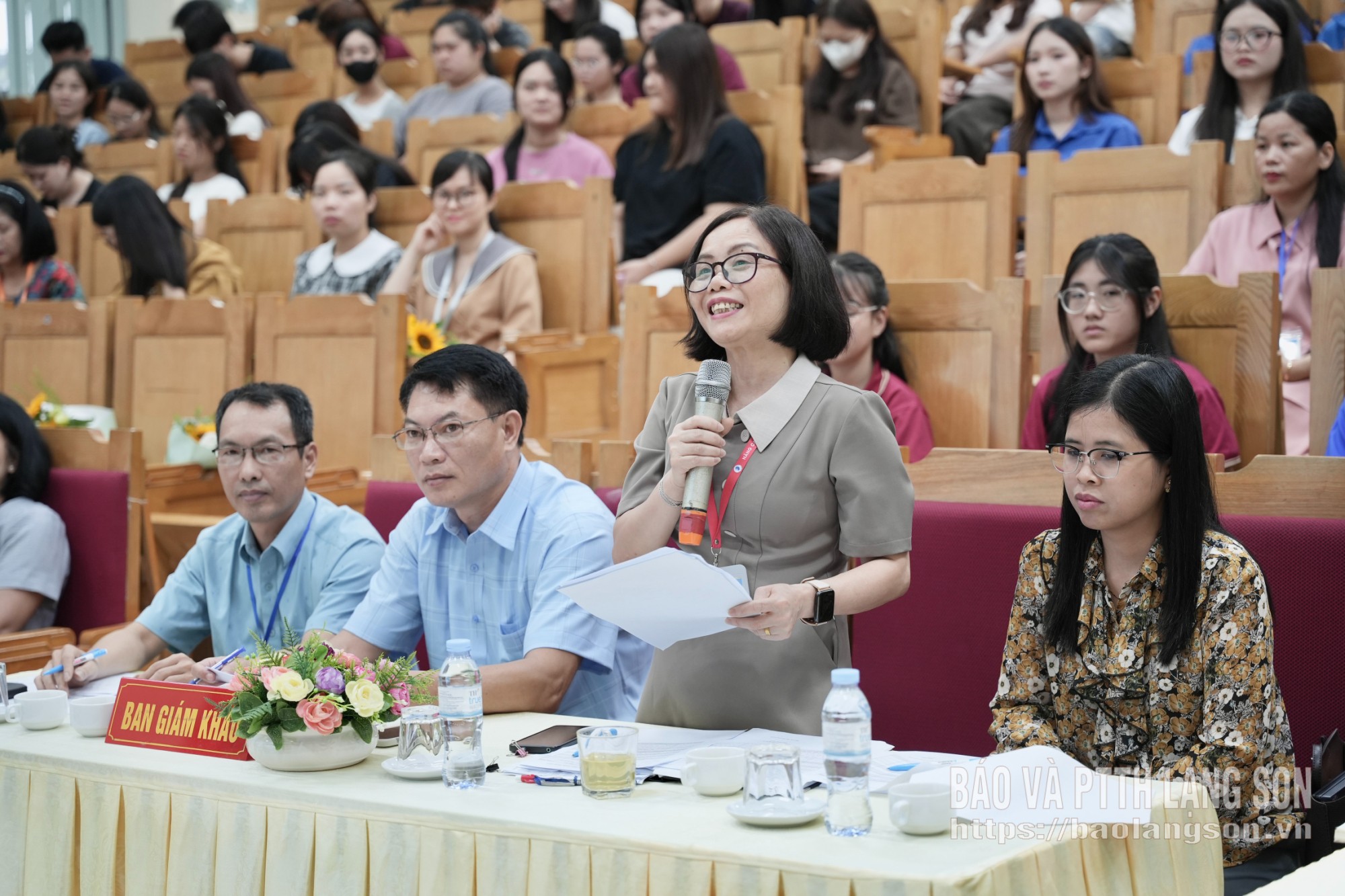 Đại diện Ban giám khảo đặt câu hỏi cho các đội thi