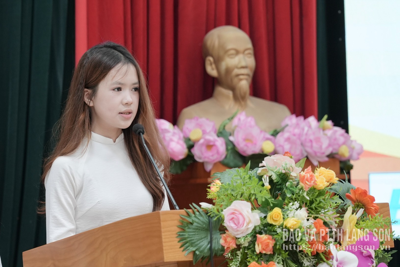 Đại diện đội thi đến từ Khoa Cơ khí và Công nghệ may, Trường Cao đẳng Lạng Sơn thuyết trình giới thiệu sản phẩm