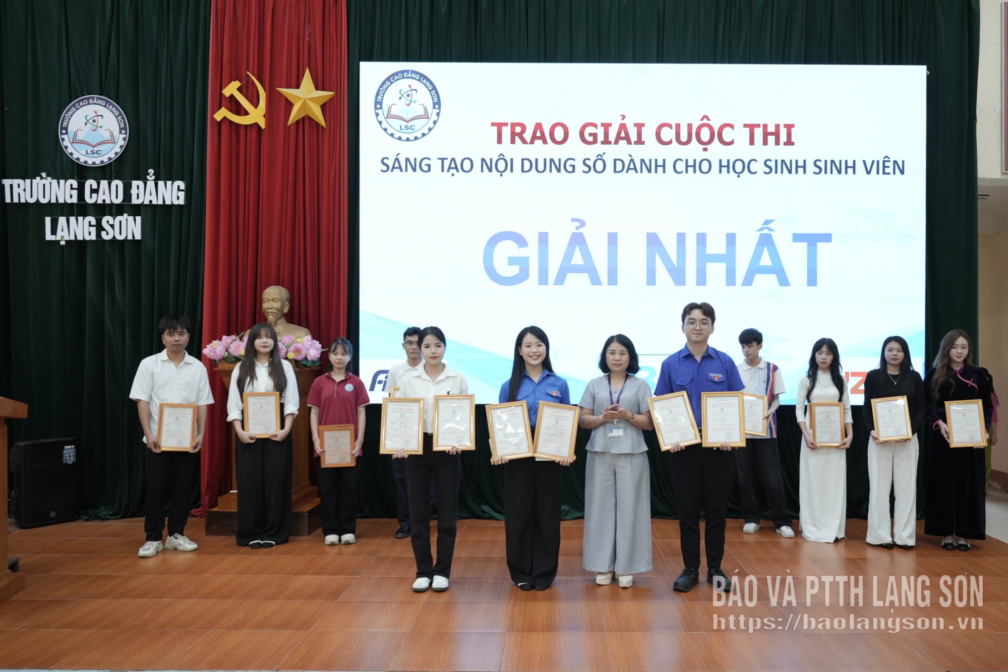 Ban tổ chức trao giải nhất, nhì cho đại diện các đội thi