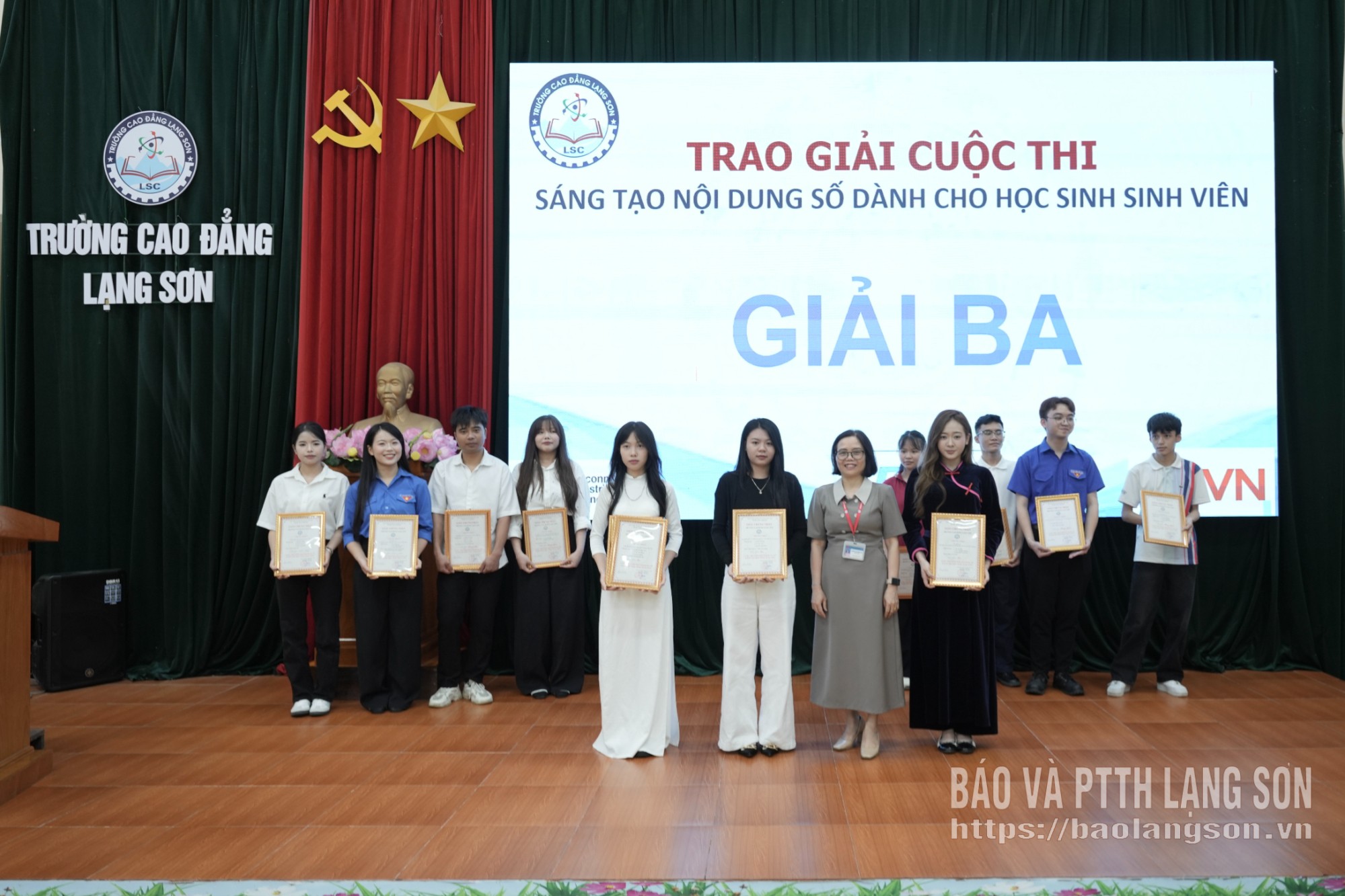 Ban tổ chức trao giải ba cho đại diện các đội thi