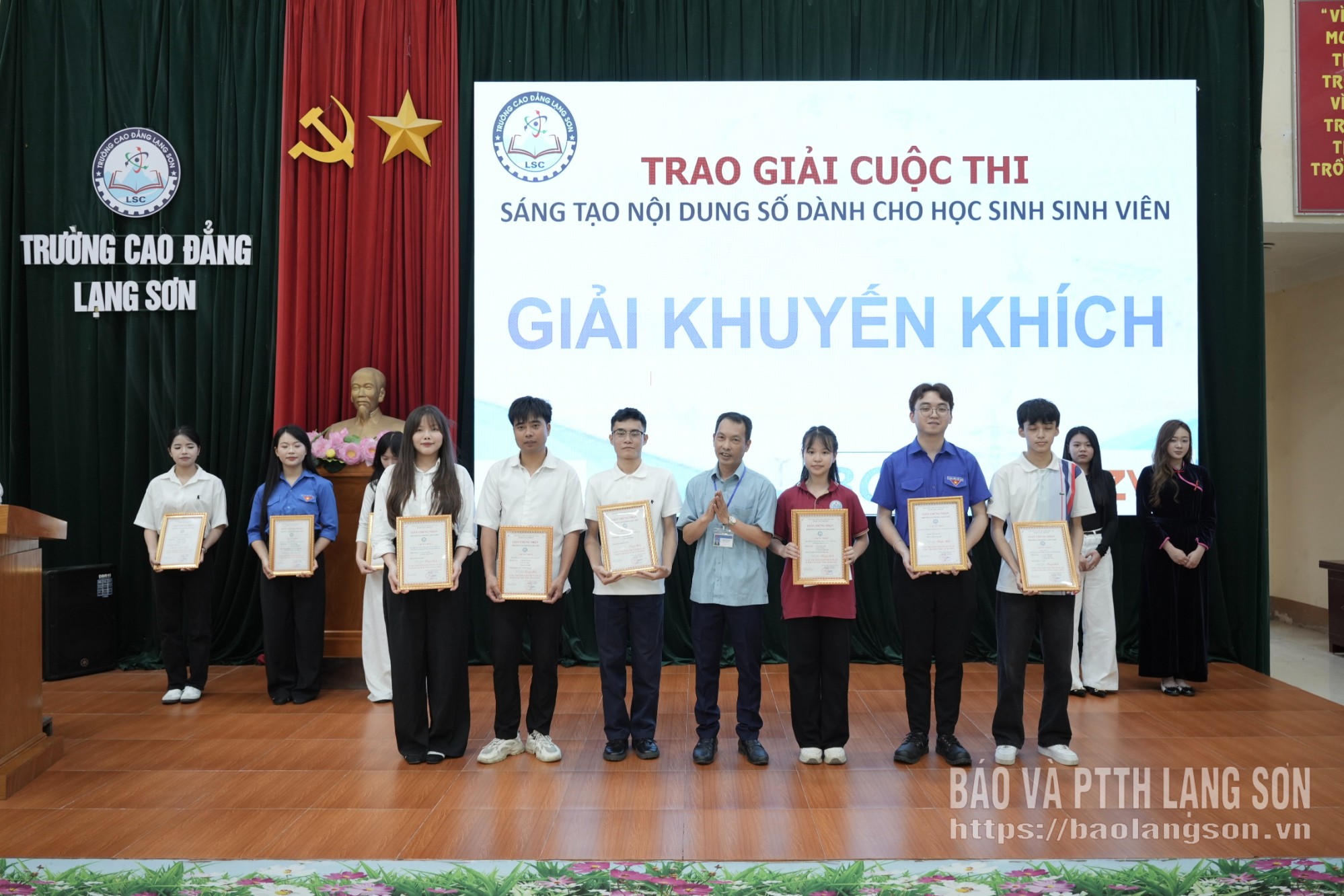 Ban tổ chức trao giải khuyến khích cho đại diện các đội thi