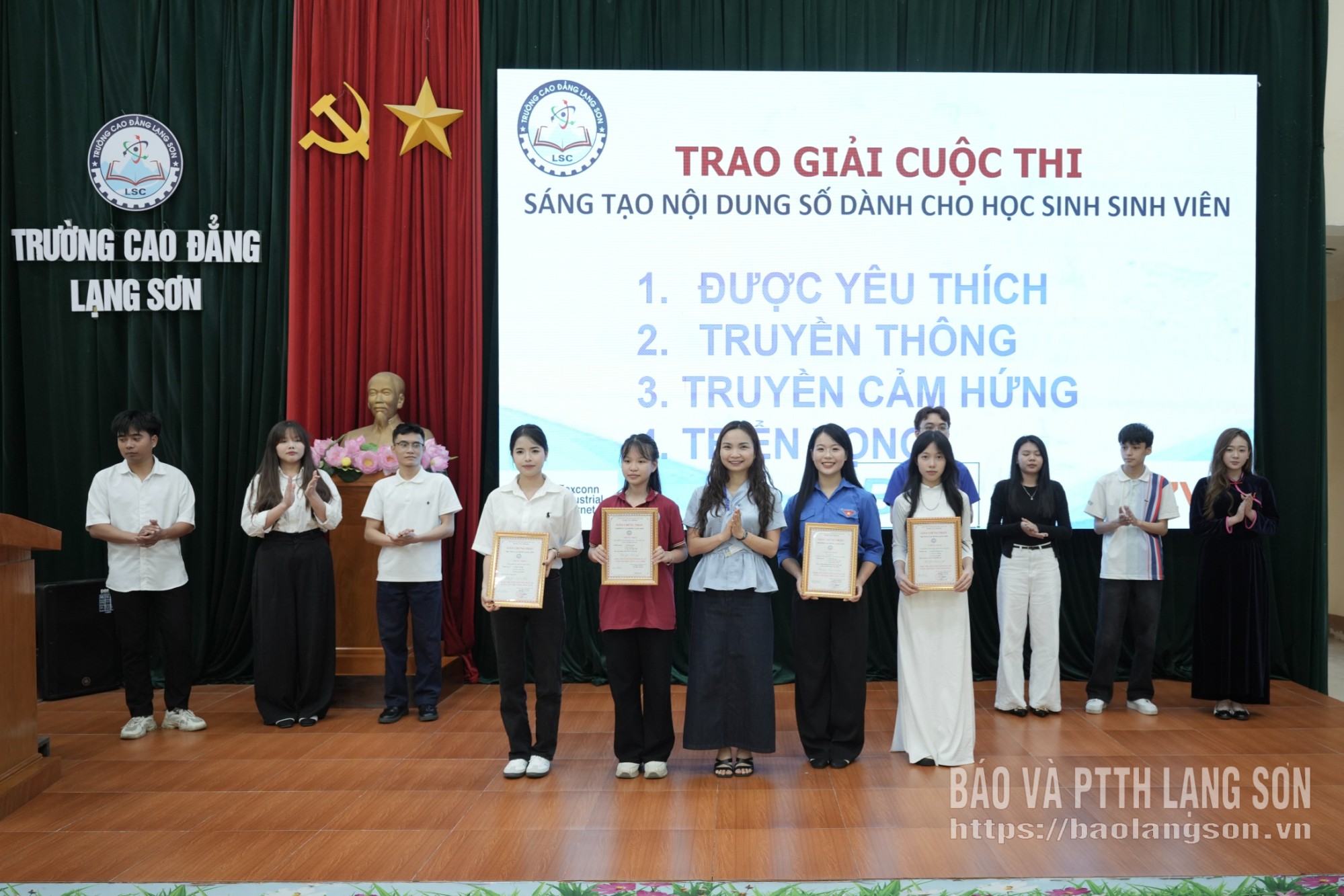 Ban tổ chức trao giải chuyên đề cho đại diện các đội thi
