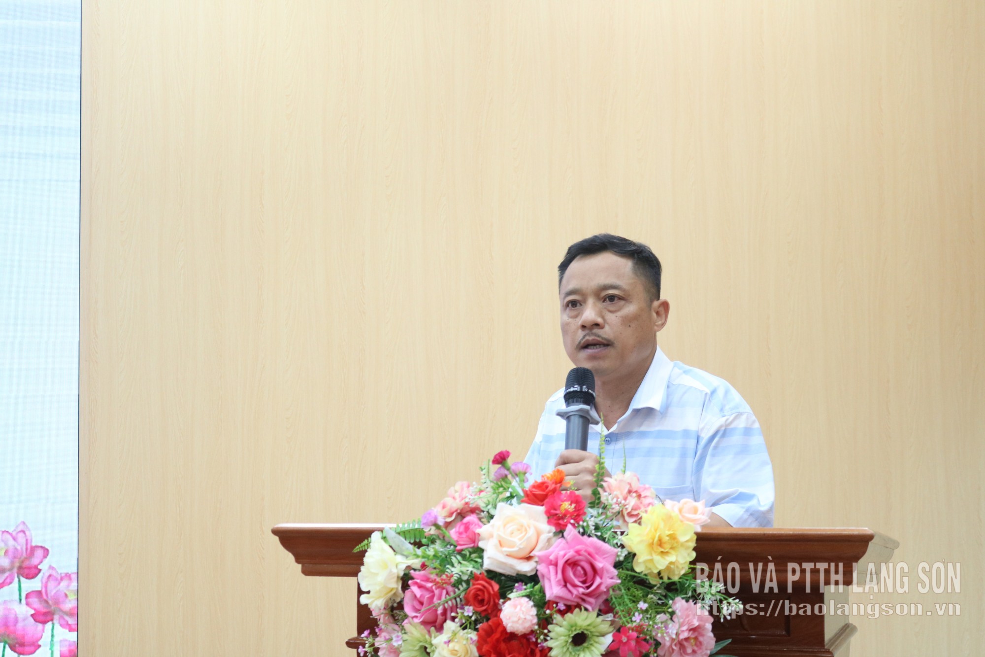 Đại diện Công ty TNHH Huy Hoàng trao đổi, làm rõ một số nội dung người dân quan tâm tại hội nghị
