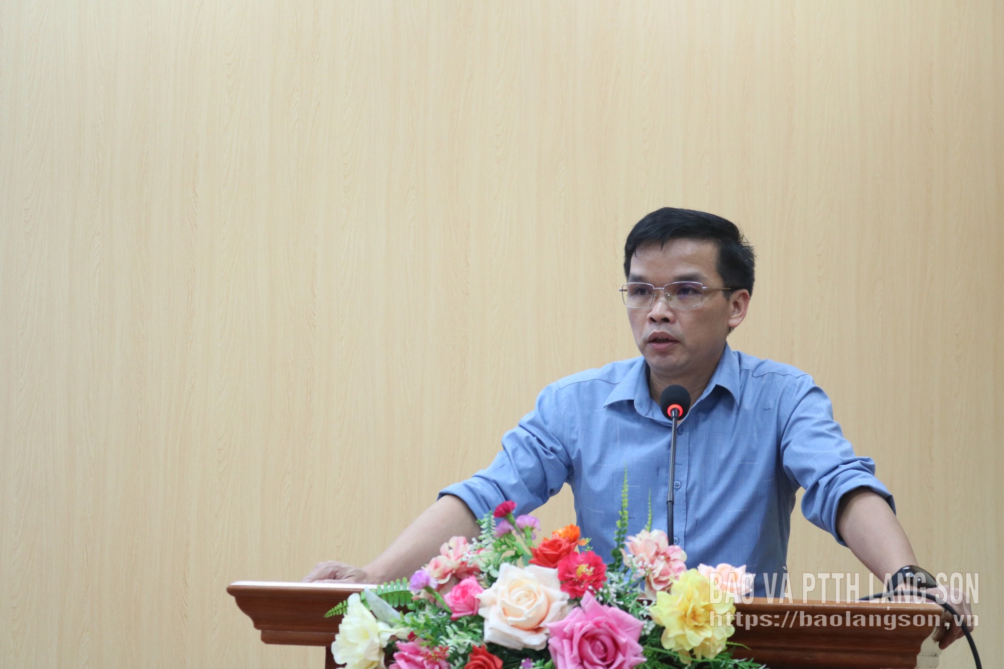 Đồng chí lãnh đạo UBND phường phát biểu tại hội nghị