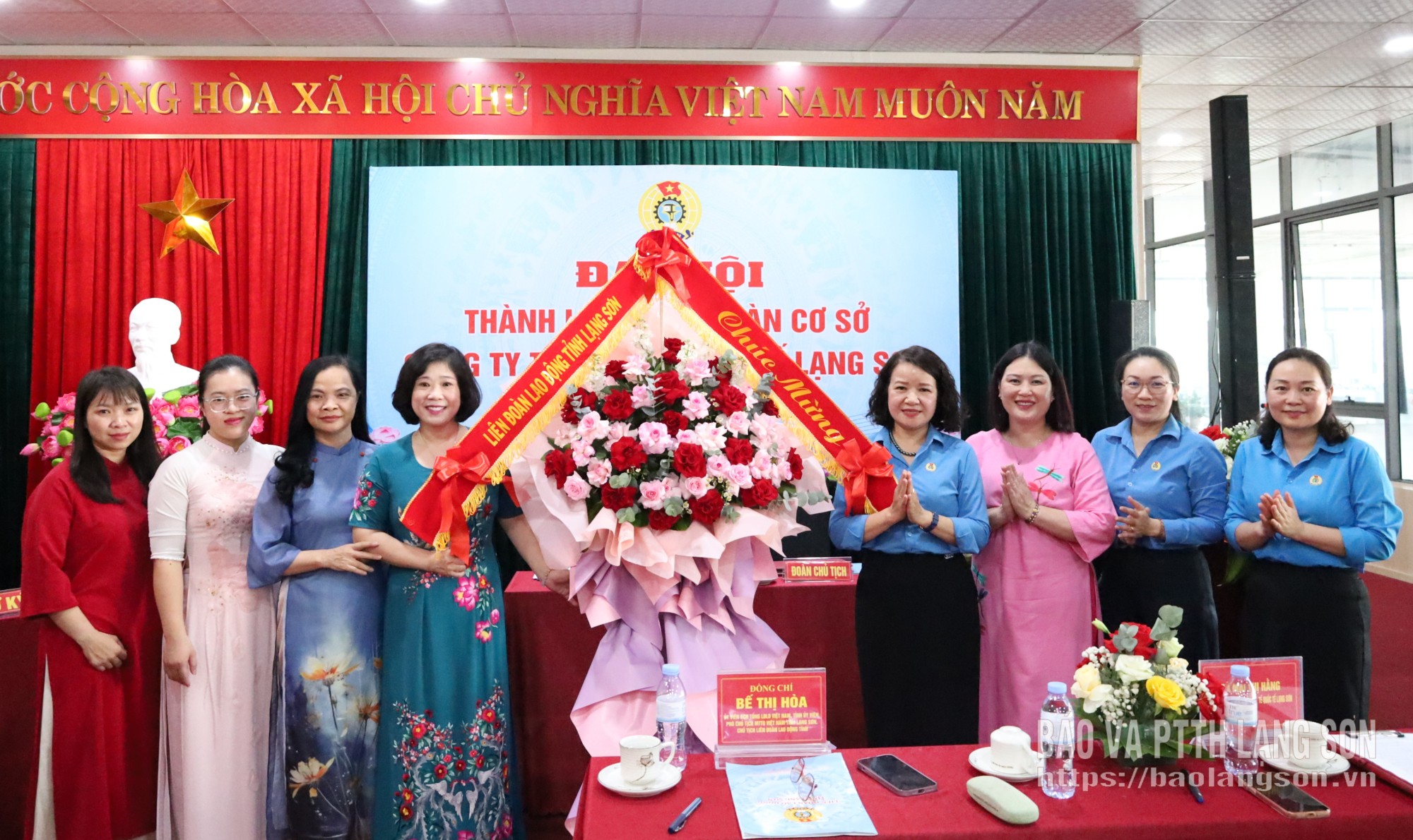 Lãnh đạo LĐLĐ tỉnh tặng hoa chúc mừng đại hội