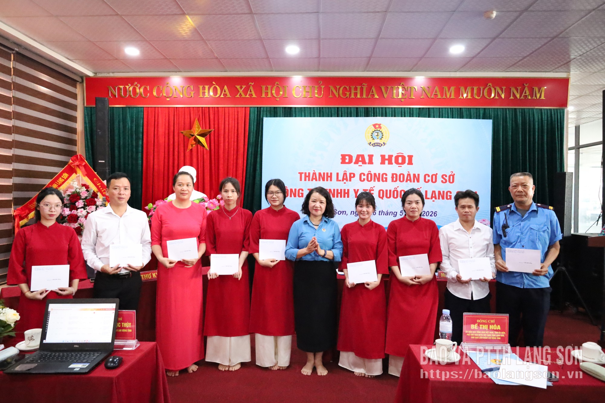 Lãnh đạo LĐLĐ tỉnh trao quà cho đoàn viên CĐCS