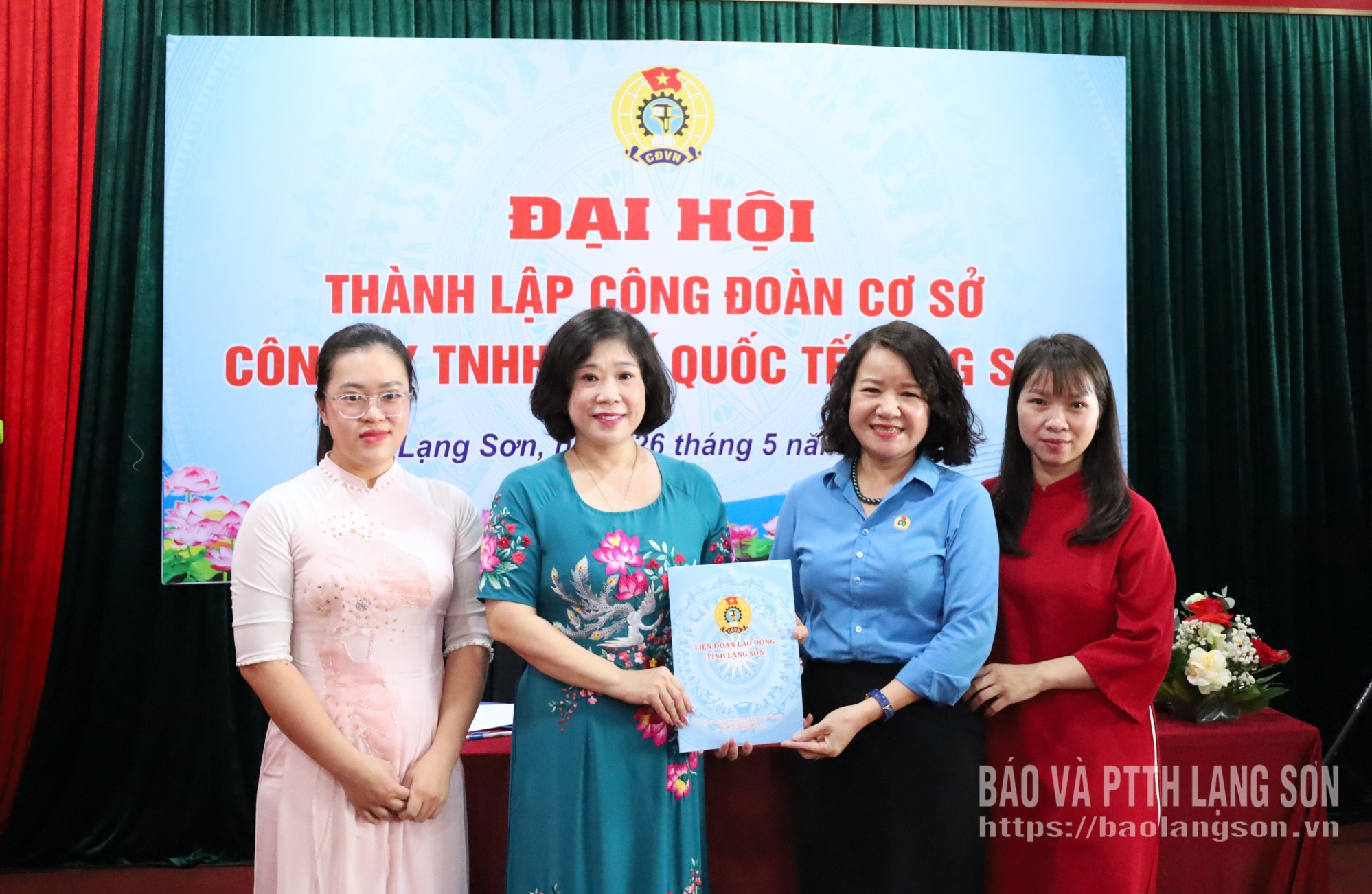 Lãnh đạo LĐLĐ tỉnh trao quyết định thành lập CĐCS cho đại diện CĐCS Công ty TNHH Y tế quốc tế Lạng Sơn