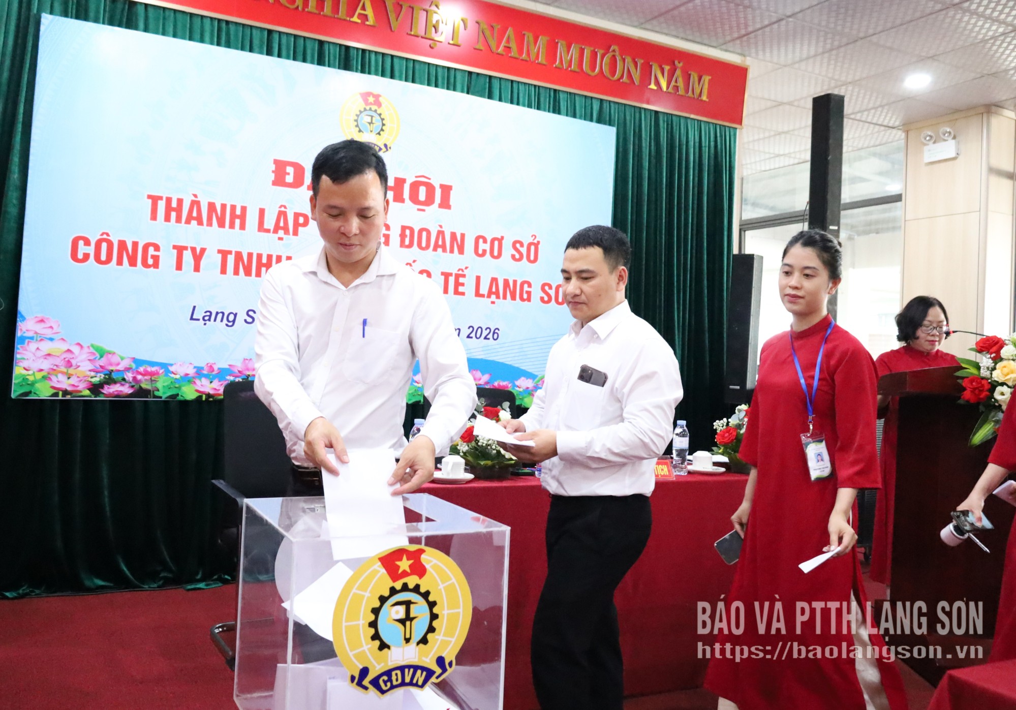 Đoàn viên bỏ phiếu bầu Ban chấp hành CĐCS