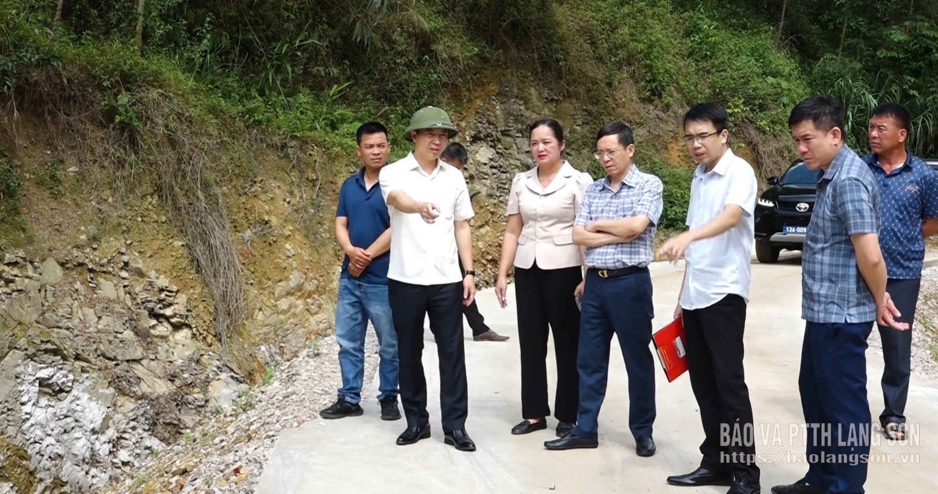 Đồng chí Phó Chủ tịch Thường trực Ủy ban MTTQ Việt Nam tỉnh và các đại biểu kiểm tra công trình sửa chữa Cầu Pắc Thoong, ở thôn Pò Sè, xã Thiện Thuật,