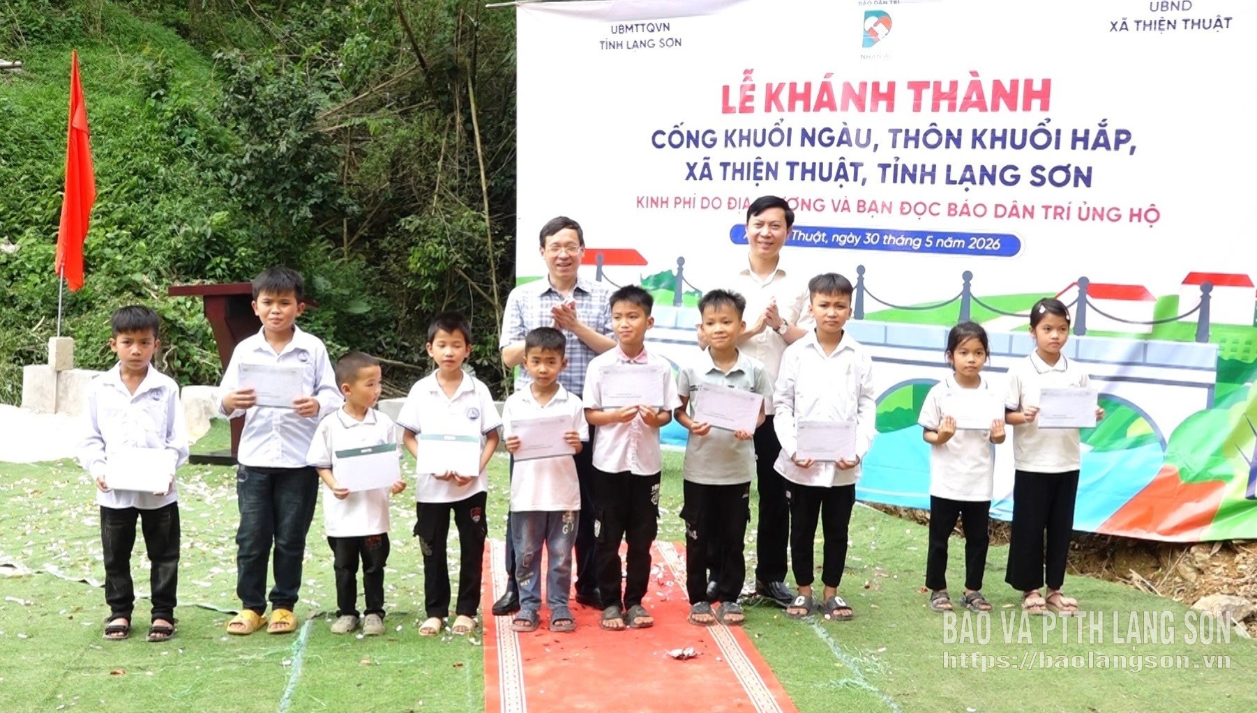 Lãnh đạo Ủy ban MTTQ Việt Nam tỉnh và lãnh đạo Báo Dân trí tặng quà học sinh có hoàn cảnh khó khăn ở thôn Khuổi Hắp, xã Thiện Thuật