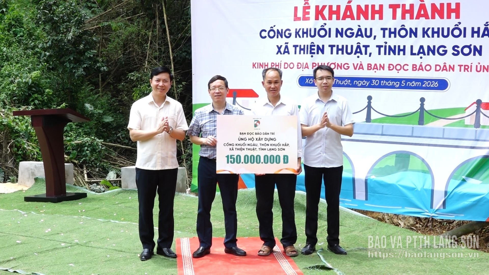 Lãnh đạo Ủy ban MTTQ Việt Nam tỉnh và lãnh đạo Báo Dân trí trao biển tượng trưng hỗ trợ kinh phí xây dựng công trình