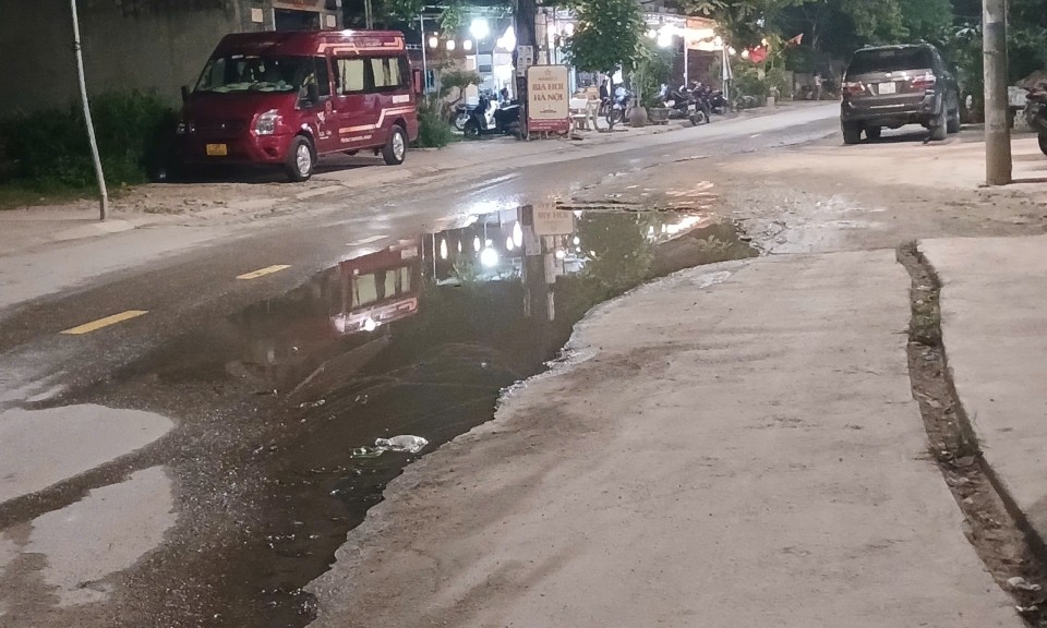 Tiếp diễn t&igrave;nh trạng nước thải tr&agrave;n đường tại phường Tam Thanh