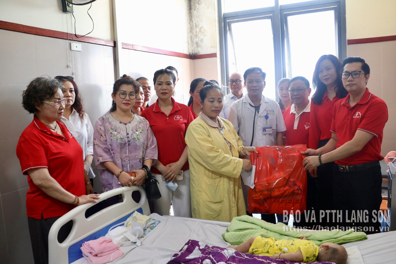 Các thành viên trong đoàn tặng quà cho bé Ma Hồng Hà, bệnh nhi điều trị tại Bệnh viện Đa khoa tỉnh