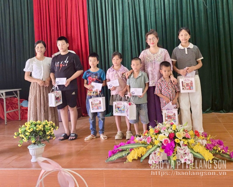 Đại diện HTX Chế biến nông sản thực phẩm Hồng Xiêm tặng quà cho thiếu nhi có hoàn cảnh khó khăn phường Đông Kinh