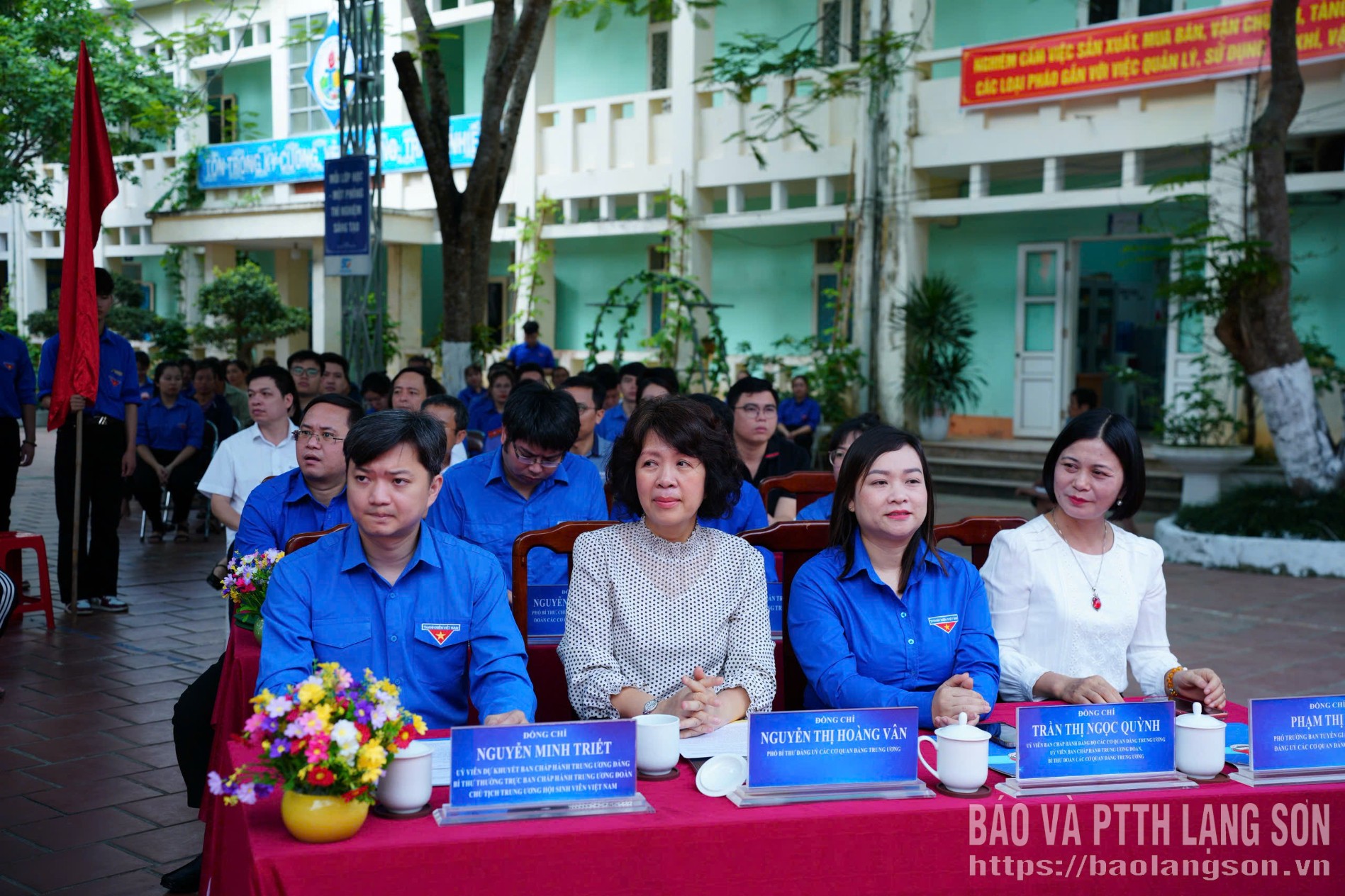 Các đại biểu dự lễ ra quân