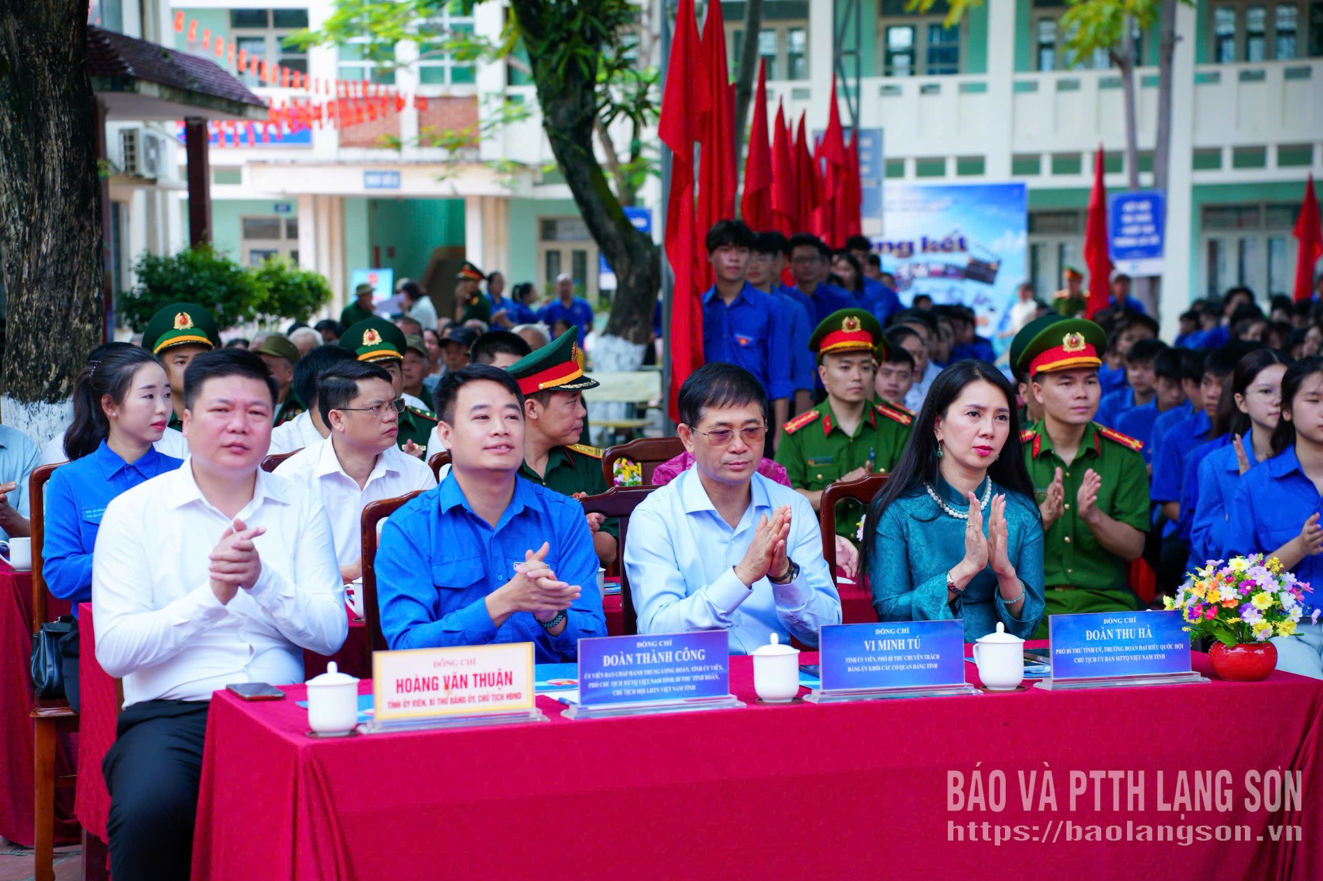 Các đại biểu dự lễ ra quân