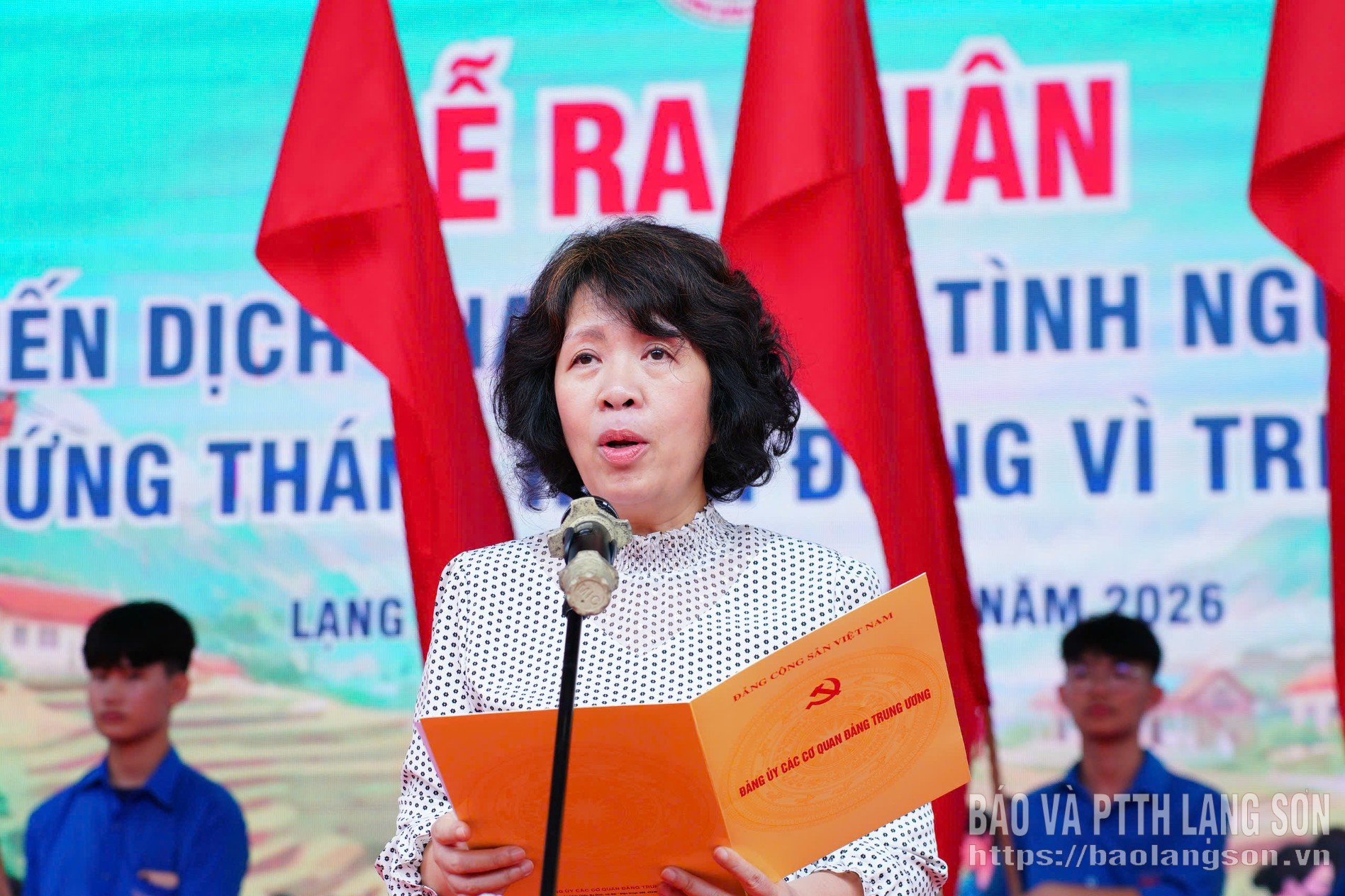 Đồng chí Nguyễn Thị Hoàng Vân, Phó Bí thư Đảng ủy Các cơ quan Đảng Trung ương phát biểu chỉ đạo tại lễ ra quân
