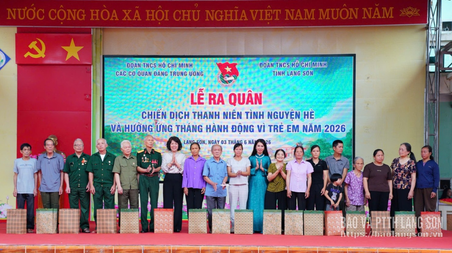Các đồng chí lãnh đạo tặng quà thương binh, bệnh binh và gia đình có hoàn cảnh khó khăn