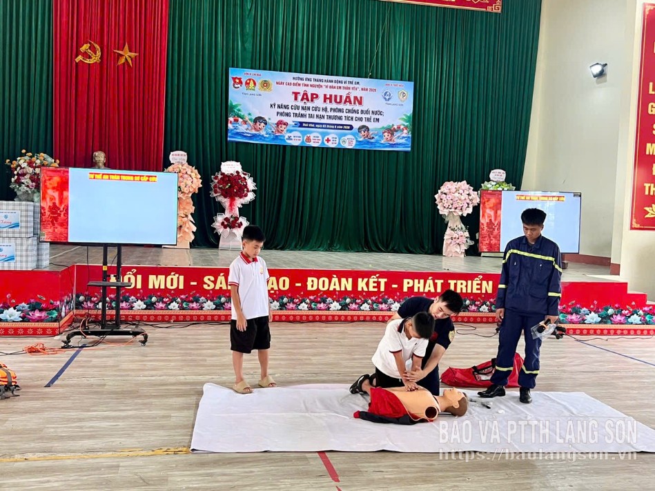 Thiếu nhi xã Thất Khê thực hành kỹ năng sơ, cấp cứu nạn nhân đuối nước