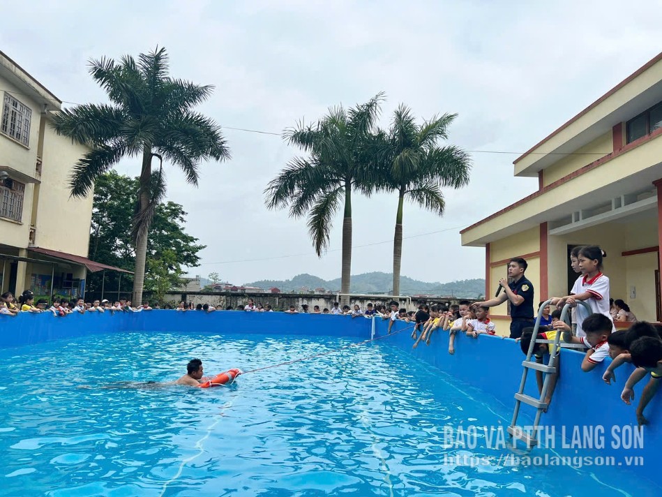 Các em thiếu nhi được trang bị kỹ năng phòng, chống đuối nước
