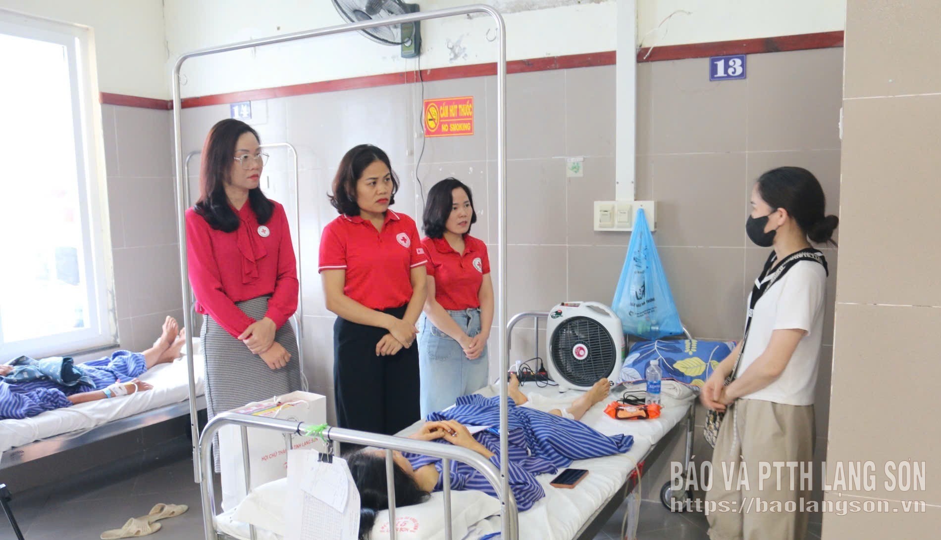 Lãnh đạo Hội Chữ thập đỏ tỉnh thăm hỏi, động viên gia đình chị Tô Thị Kiển tại Bệnh viện Đa khoa tỉnh