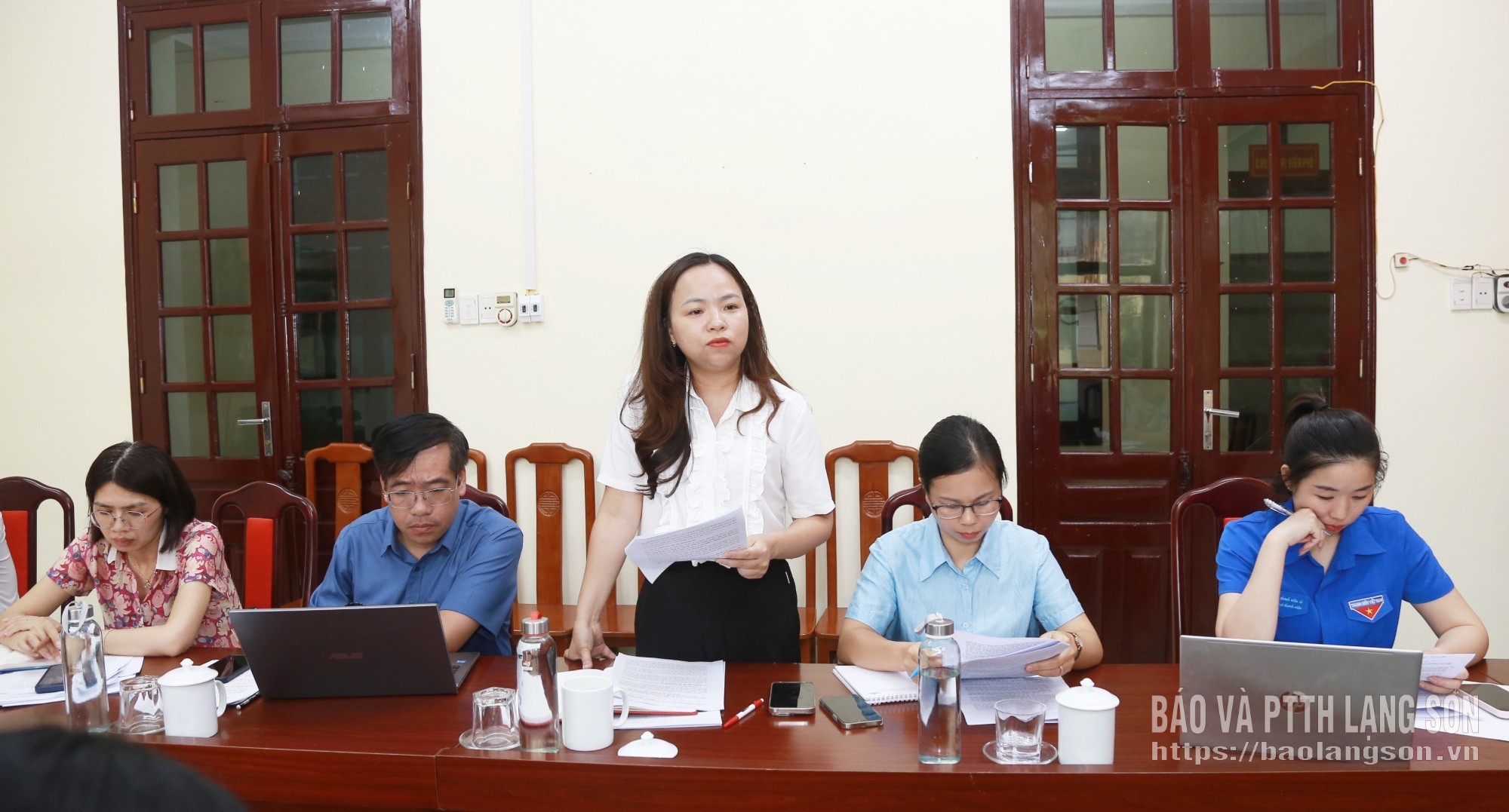 Thành viên trong đoàn phát biểu tại buổi giám sát