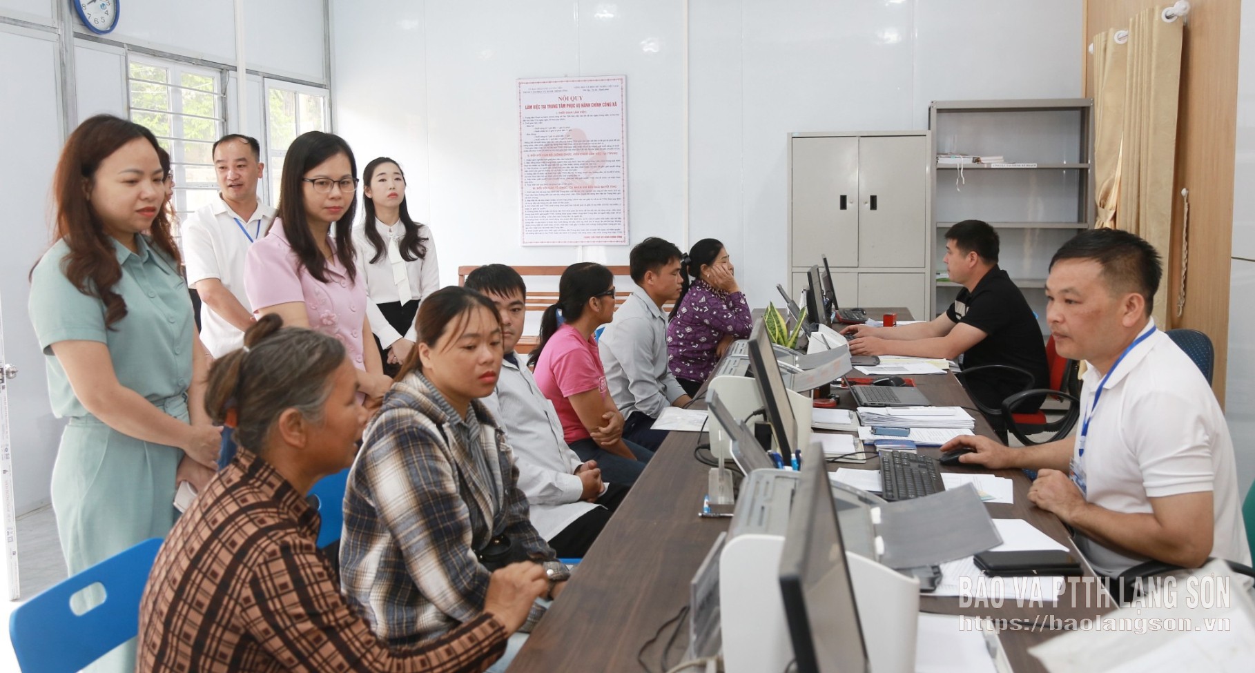 Đoàn giám sát tại Trung tâm Phục vụ hành chính công của xã Tân Tiến