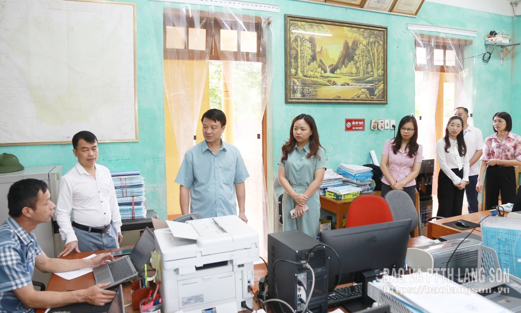 Đoàn giám sát tại Phòng Kinh tế, UBND xã Tân Tiến
