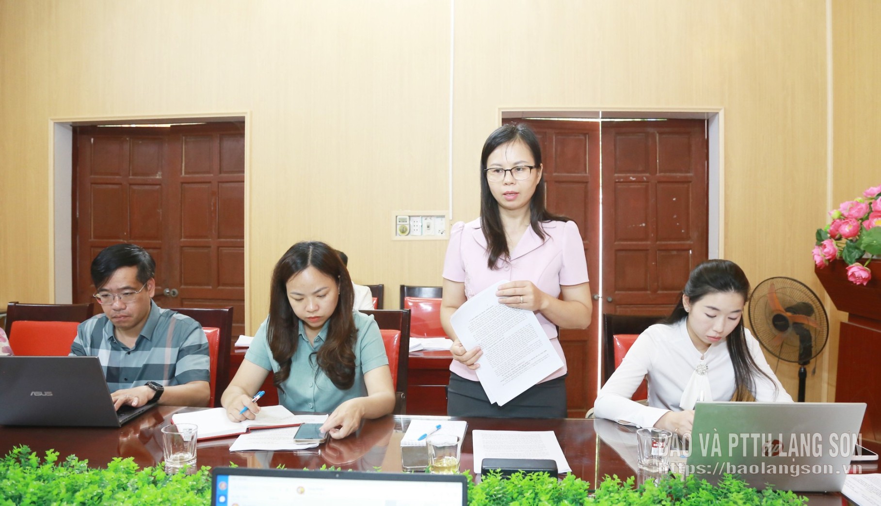 Thành viên đoàn giám sát phát biểu trao đổi các nội dung