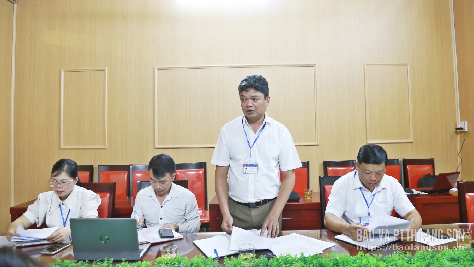 Đồng chí Trưởng phòng Văn hóa - Xã hội của xã Tân Tiến báo cáo kết quả chuyển đổi số của xã với đoàn giám sát