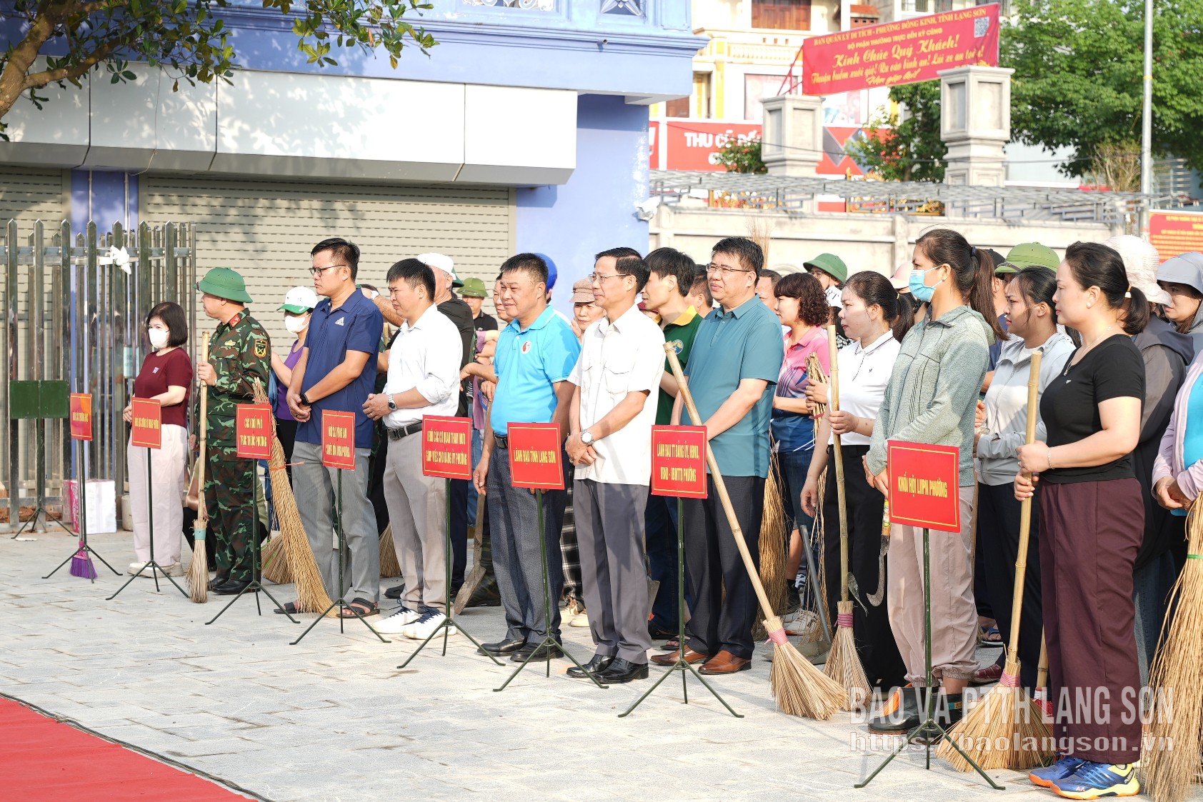 Các đại biểu tham dự lễ ra quân