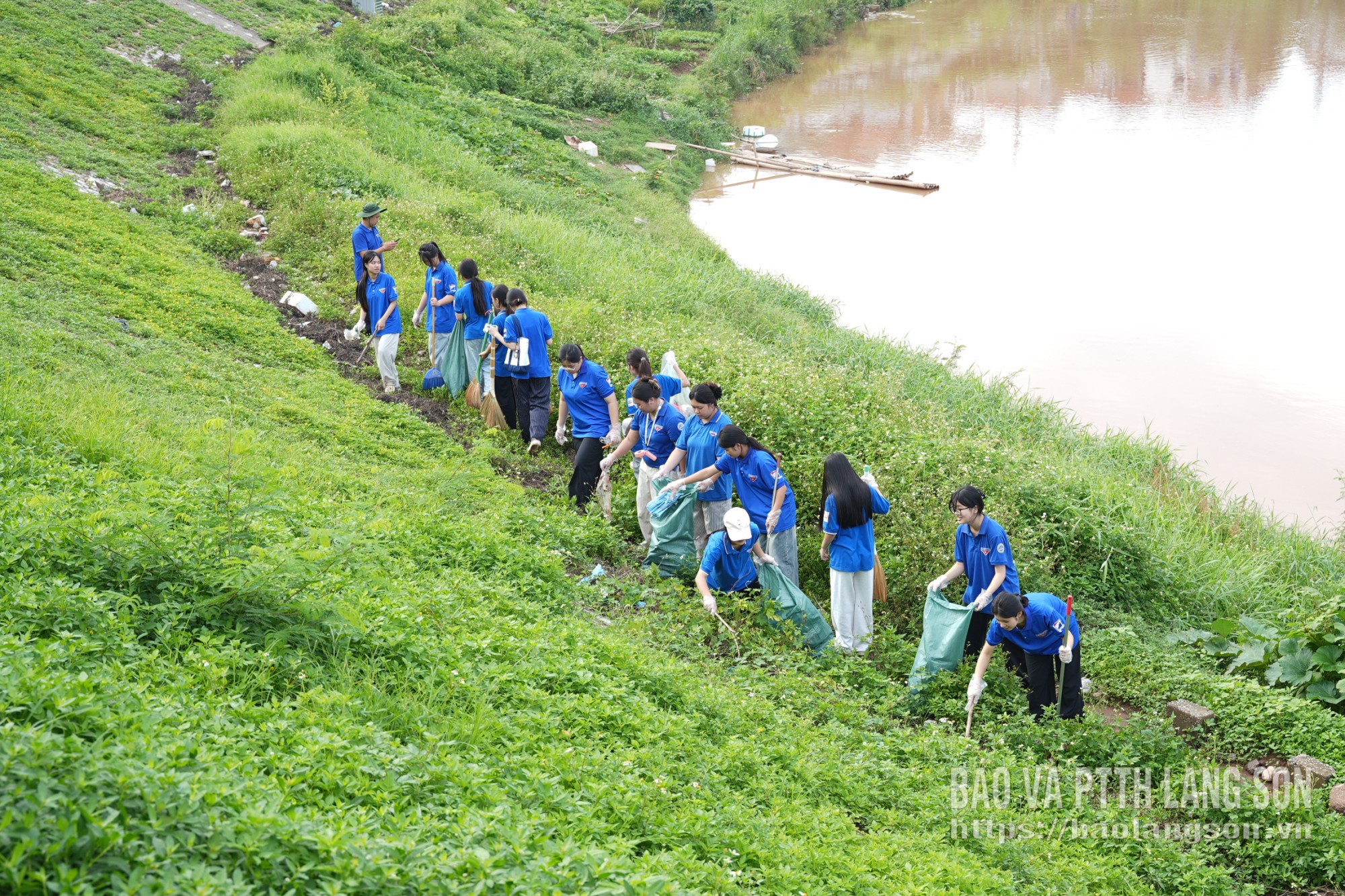 Đoàn viên, thanh niên phường Đông Kinh ra quân dọn vệ sinh mái ta luy kè sông Kỳ Cùng
