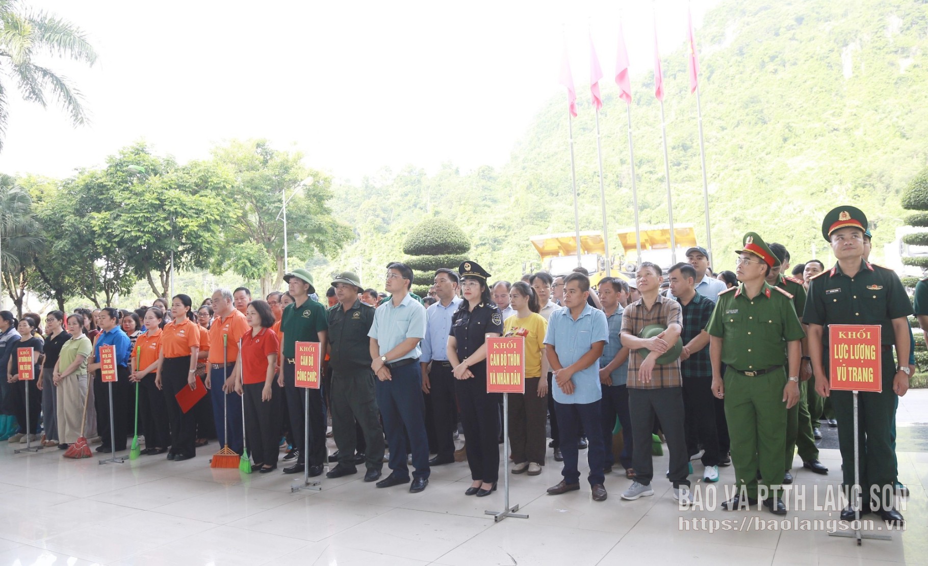 Các đại biểu dự lễ ra quân