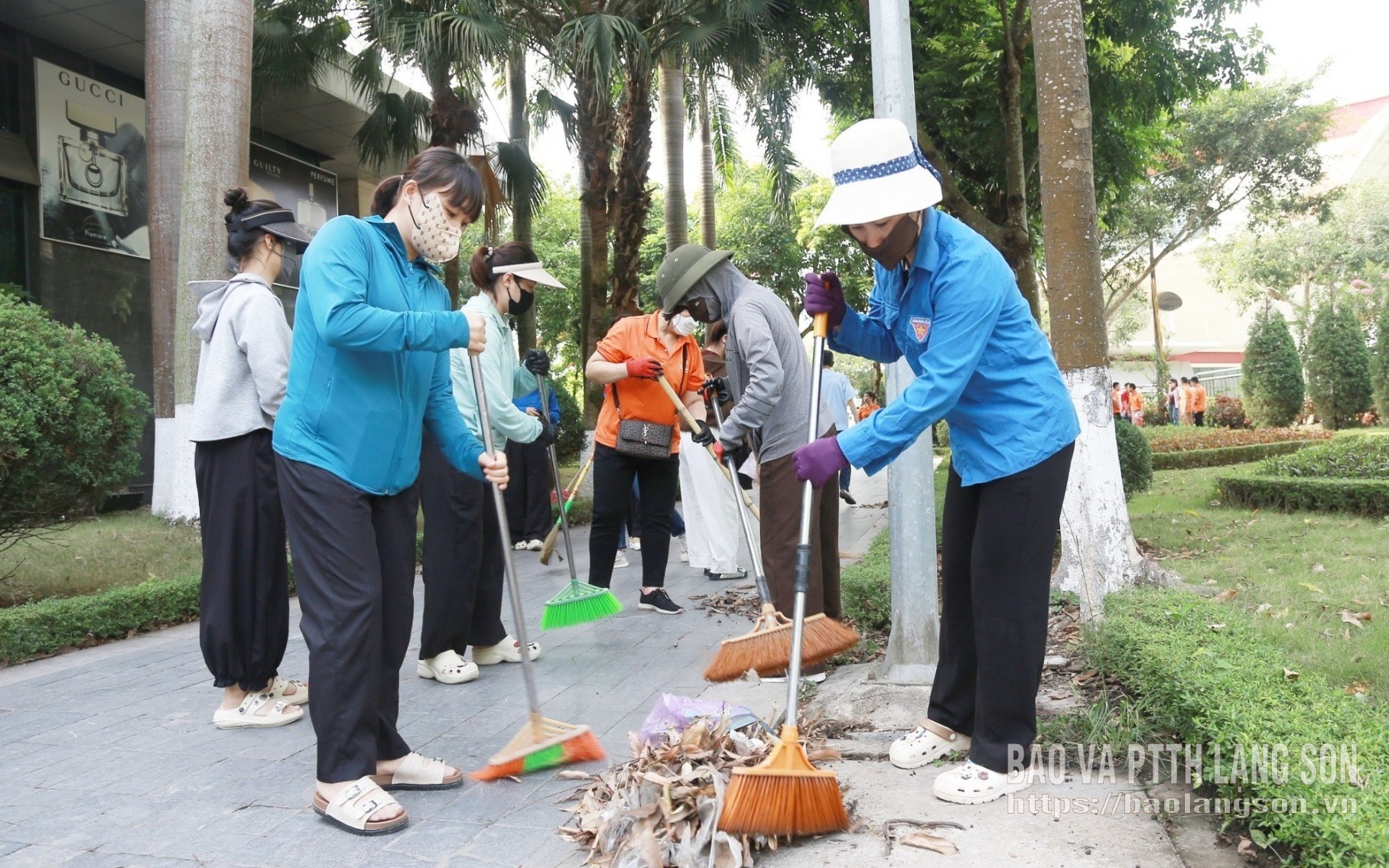 Các lực lượng tham gia vệ sinh môi trường tại khu vực Cửa khẩu Quốc tế Hữu Nghị