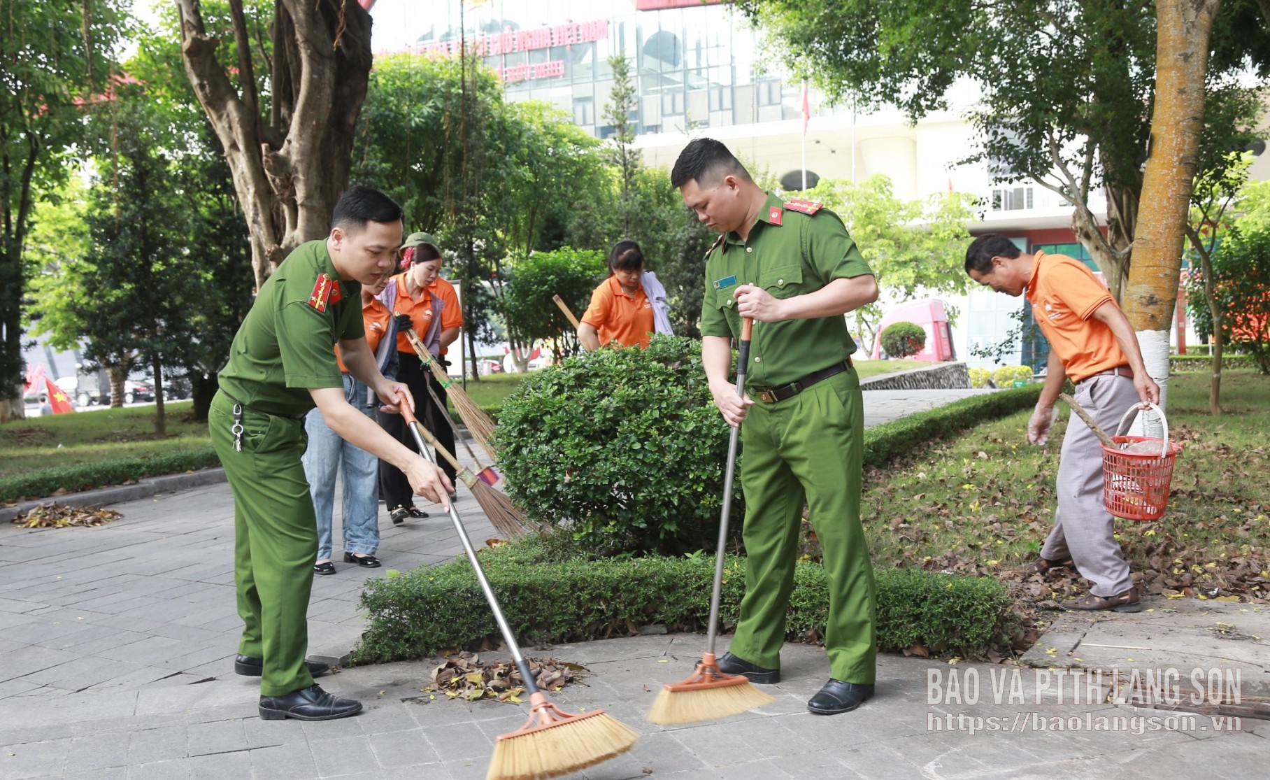 Các lực lượng tham gia vệ sinh môi trường tại khu vực Cửa khẩu Quốc tế Hữu Nghị