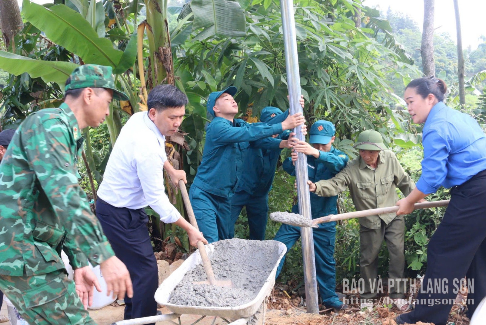 Các đại biểu cùng các lực lượng thi công công trình