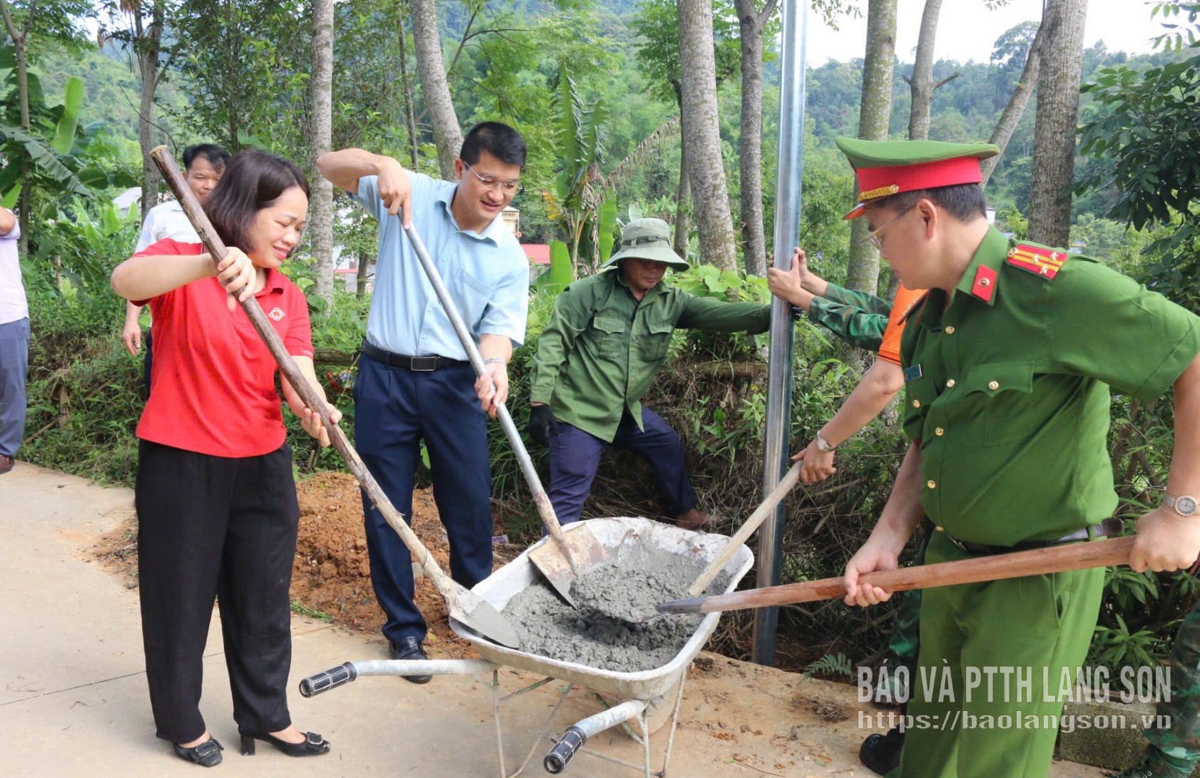 Các đại biểu tham gia hỗ trợ thi công công trình