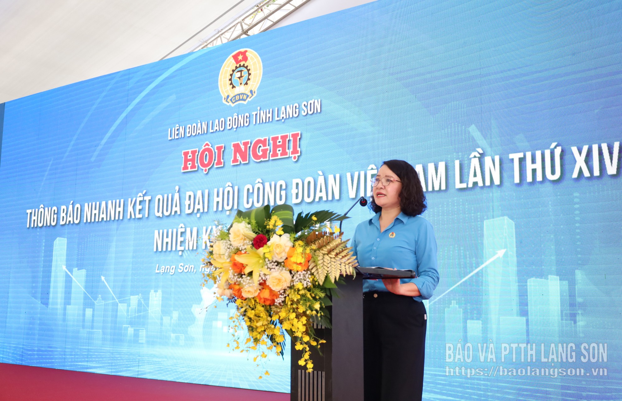 Đồng chí Phó Chủ tịch Ủy ban Mặt trận Tổ quốc Việt Nam tỉnh, Chủ tịch Liên đoàn Lao động tỉnh thông báo nhanh kết quả Đại hội Công đoàn Việt Nam lần thứ XIV