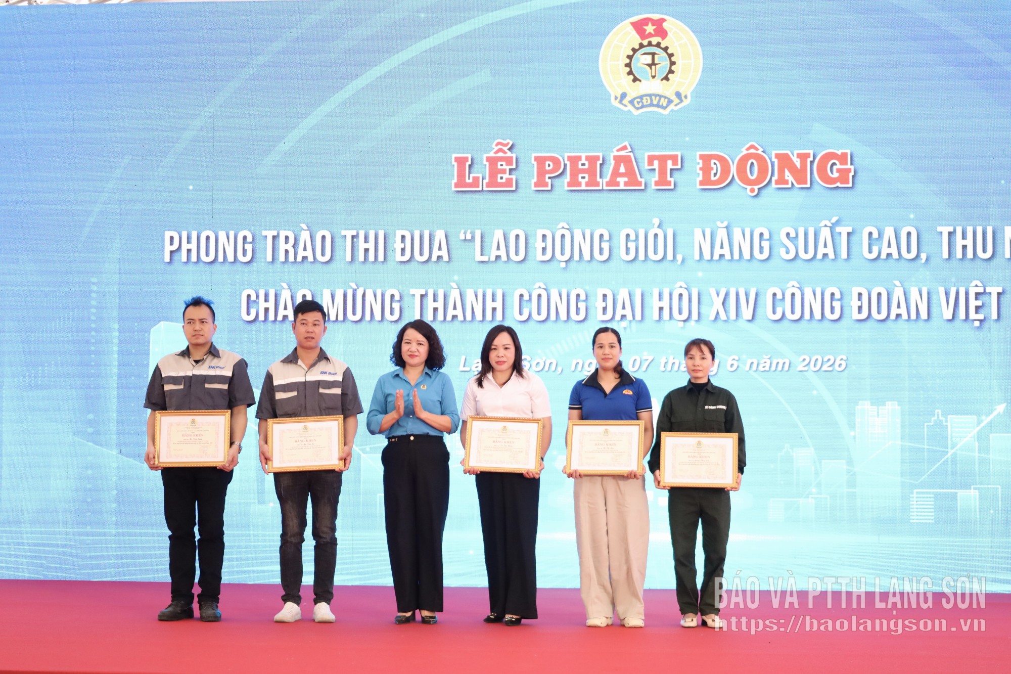 Các công nhân tiêu biểu được nhận bằng khen của Ban Chấp hành LĐLĐ tỉnh