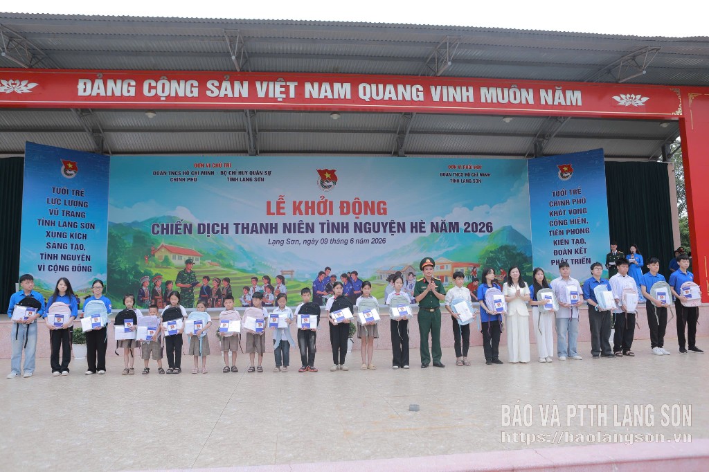 Lãnh đạo UBND tỉnh và Bộ Chỉ huy Quân sự tỉnh tặng quà cho học sinh nghèo vượt khó, thiếu nhi trên địa bàn tỉnh