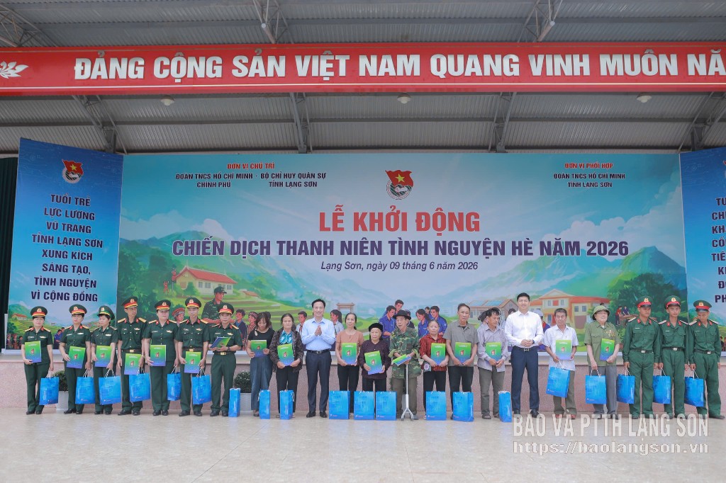 Lãnh đạo Đảng ủy Chính phủ và Tỉnh ủy Lạng Sơn tặng quà cho cán bộ, chiến sĩ, người dân có hoàn cảnh khó khăn trên địa bàn tỉnh