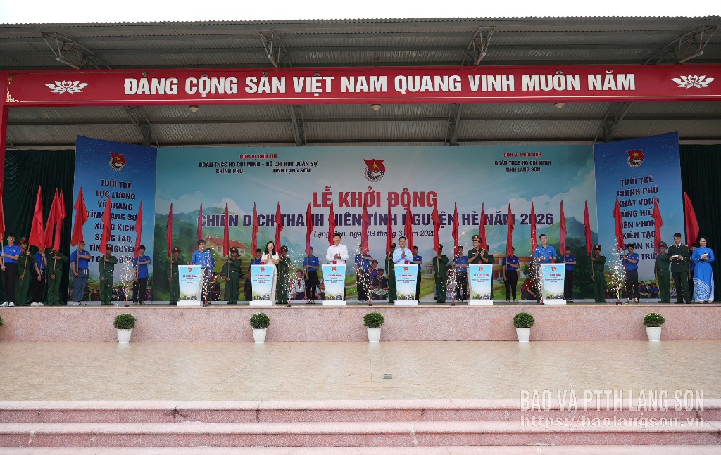 Các đại biểu cùng bấm nút khởi động chiến dịch thanh niên tình nguyện hè năm 2026