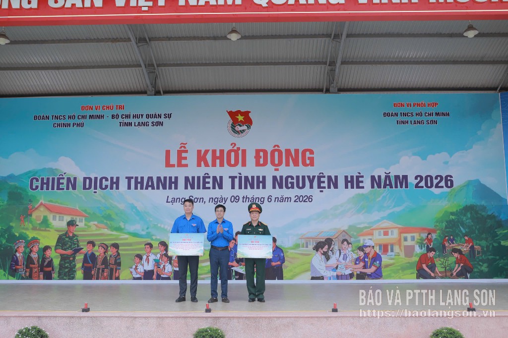 Đoàn Thanh niên Chính phủ trao biểu trưng các quà tặng cho Bộ Chỉ huy Quân sự tỉnh và Tỉnh đoàn Lạng Sơn