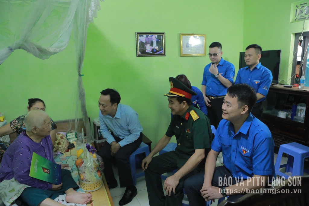 Lãnh đạo các đơn vị thăm, tặng quà Mẹ Việt Nam Anh hùng Nguyễn Thị Kim