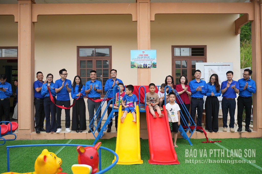 Đại diện các đơn vị khánh thành công trình sân chơi thiếu nhi tại phường Đông Kinh
