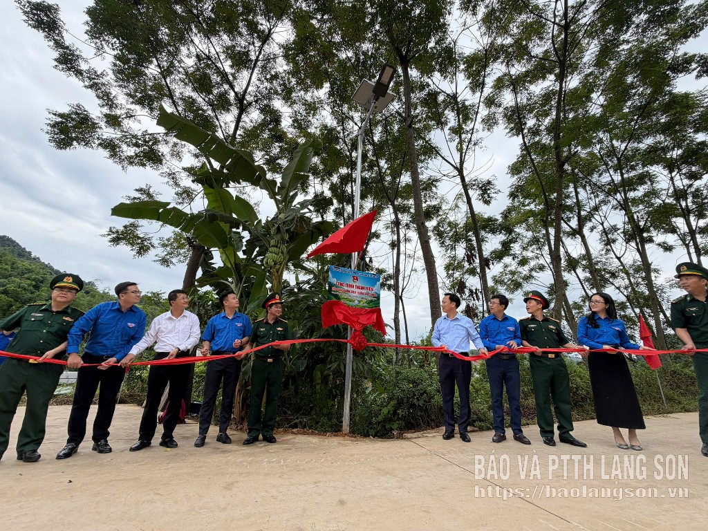 Đại diện các đơn vị kéo băng khánh thành công trình thanh niên